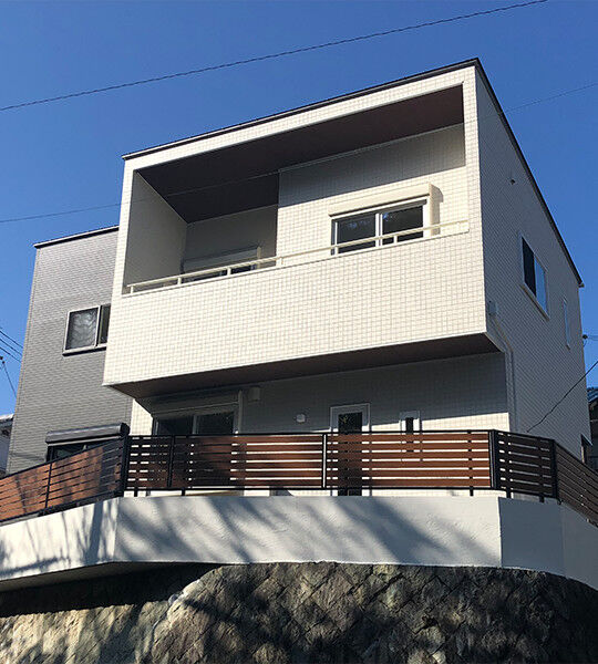 ツートンカラーの家
